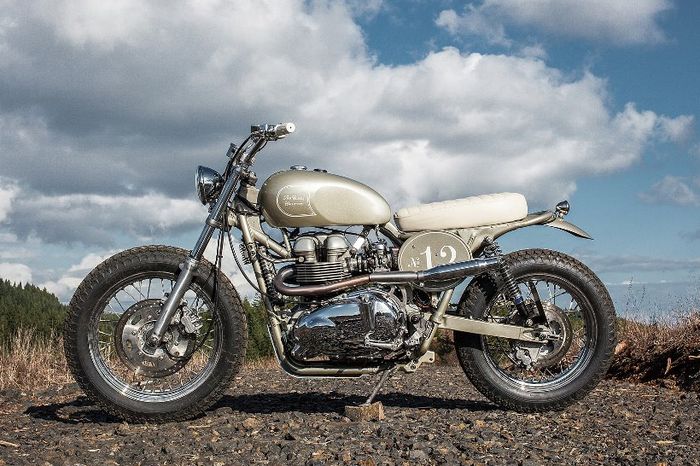 Triumph Bonneville T100 &ldquo;Rubber Soul&rdquo;, desert sled garapan Red Clouds Collective