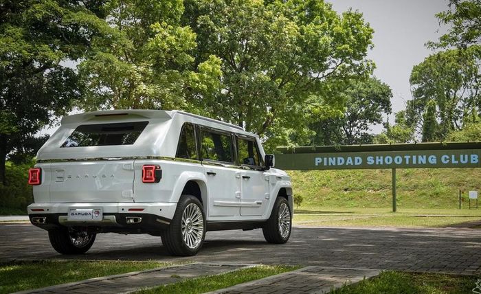 Tampilan belakang PIndad MV3 Garuda Limousine