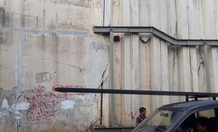 Retakan yang ada di dinding fylover