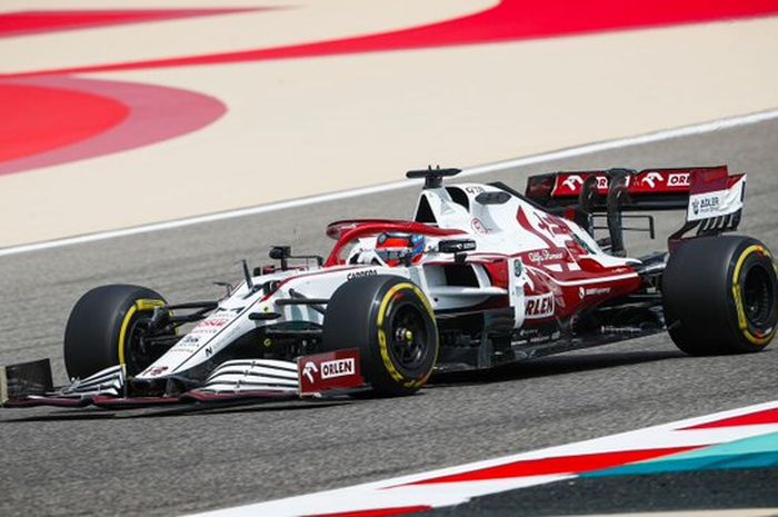 Saat tes pramusim F1 2021 Bahrain, Kimi Raikkonen mengaku mesin Ferrari membuat mobil baru tim Alfa Romeo lebih baik dari tahun 2020
