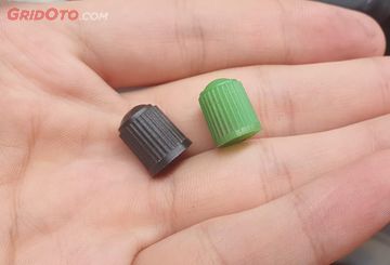 Awas Jangan Sampai Hilang Tutup Pentil Ban Motor, Ini Risiko yang ...