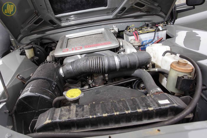 Dipasangi mesin Isuzu 4JG2 menggantikan mesin asli Land Rover Series III