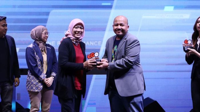 Senior Manager Corporate Communication PT Astra Honda Motor (AHM), Rina Listiani menerima penghargaan GridOto Award 2024