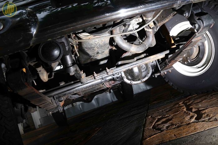 Khusus gardan depan, posisi bonggol gardan dipindah ke sebelah kiri menyesuaikan output transfercase XJ Cherokee.