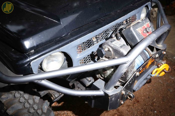 Winch dipasangi Warn 8274, posisinya terlindungi oleh bullbar yang terintegrasi dengan exocage.