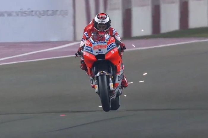 Motor Jorge Lorenzo mengeluarkan percikan api di FP2 MotoGP Qatar 2018