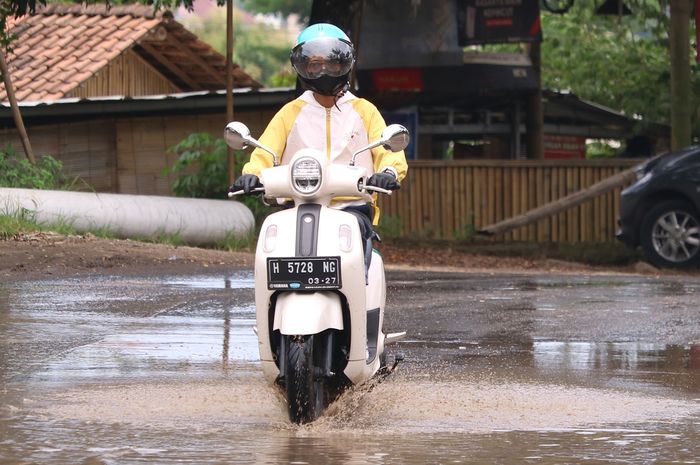 Ilustrasi mengendarai motor