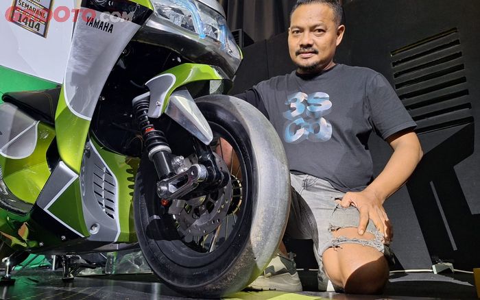 Achmad Untung pamerkan hasil sokbreker depan single arm karyanya yang membawanya jadi juara kelas Supermaxi di Final CustoMAXI 2025
