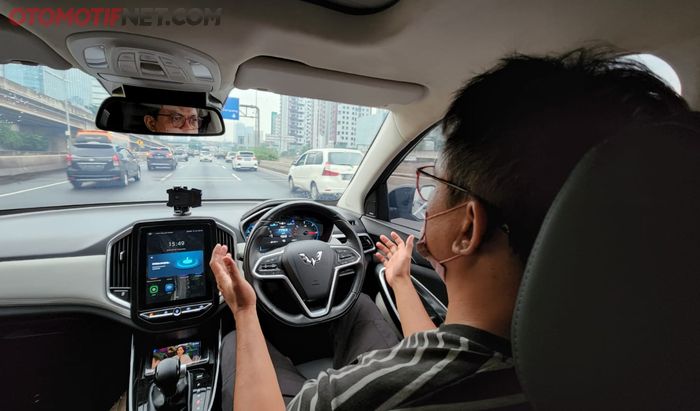 Saat jajal keakuratan teknologi ADAS pada Wuling Almaz RS, sengaja tangan tidak memegang setir, serta kaki tidak menginjak gas dan gas