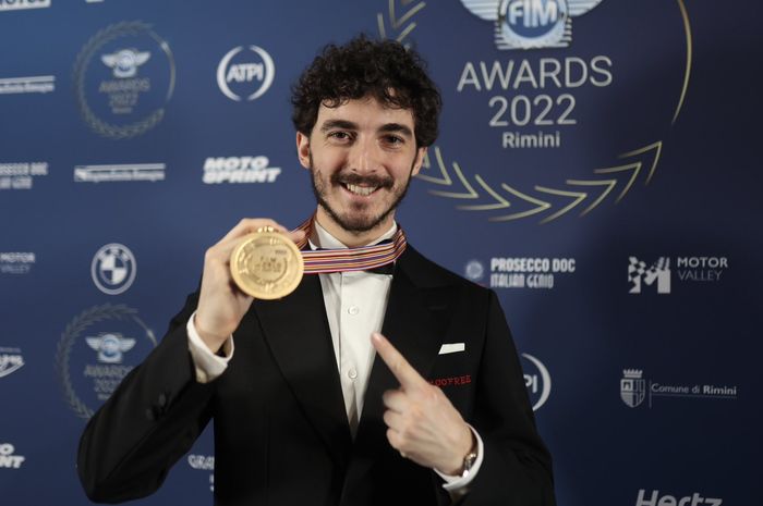 Pecco Bagnaia menerima medali emas sebagai juara dunia MotoGP 2022 pada FIM Awards 2022