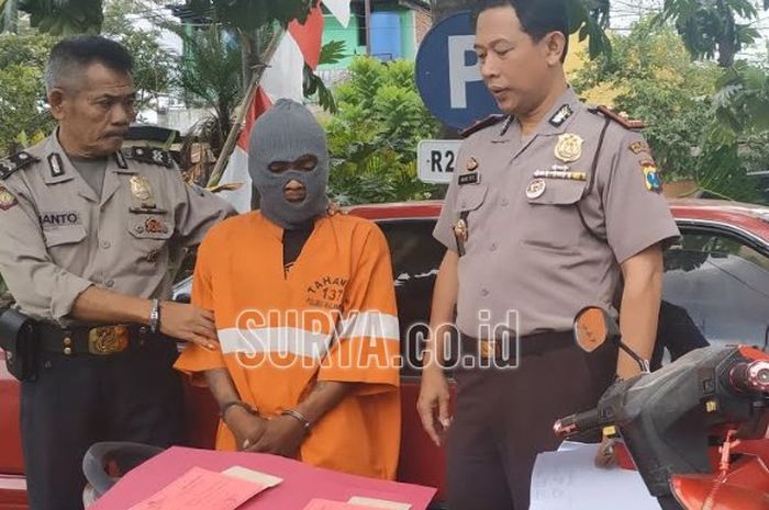 Kapolsek Sukun Kompol Anang Tri Hananta menunjukkan barang bukti hasil kejahatan yang dilakukan Slamet dan ABD, Jumat (3/8/2018). 