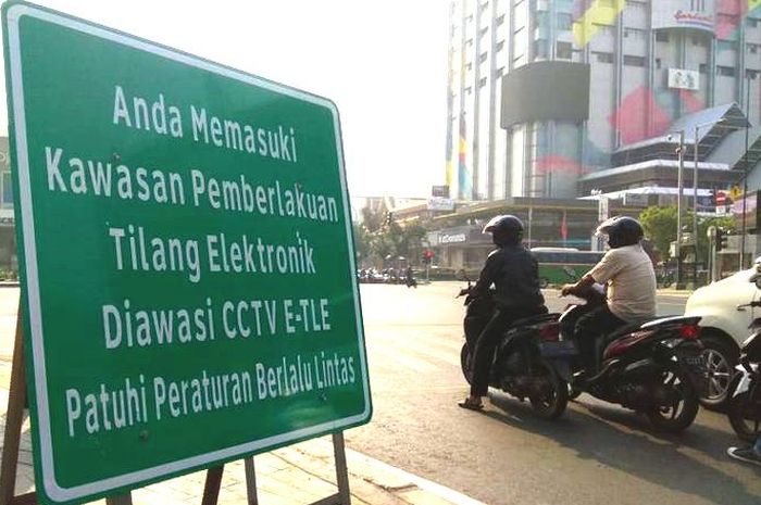 Sebuah rambu peringatan area tilang elektronik (E-TLE) di Jalan Sudriman-Thamrin, Jakarta Pusat