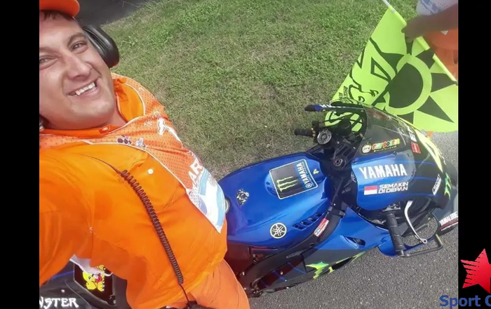 Franco Daniel Alejandro, marshal MotoGP Argentina yang sempat selfie bersama motor Yamaha M1 milik Valentino Rossi