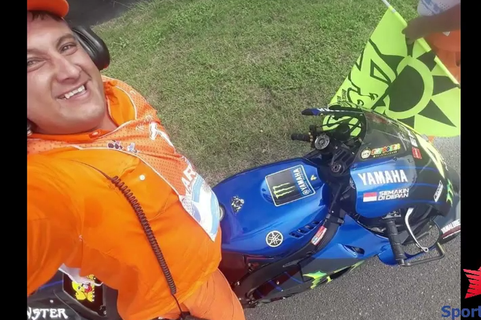 Franco Daniel Alejandro, marshal MotoGP Argentina yang sempat selfie bersama motor Yamaha M1 milik Valentino Rossi