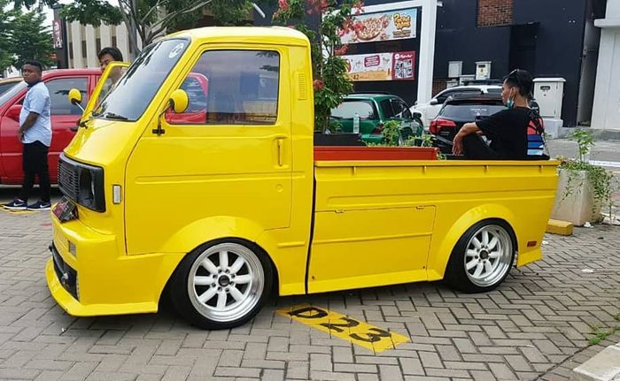 Pikap Suzuki Carry Truntung ditopang pelek multi spoke warna putih