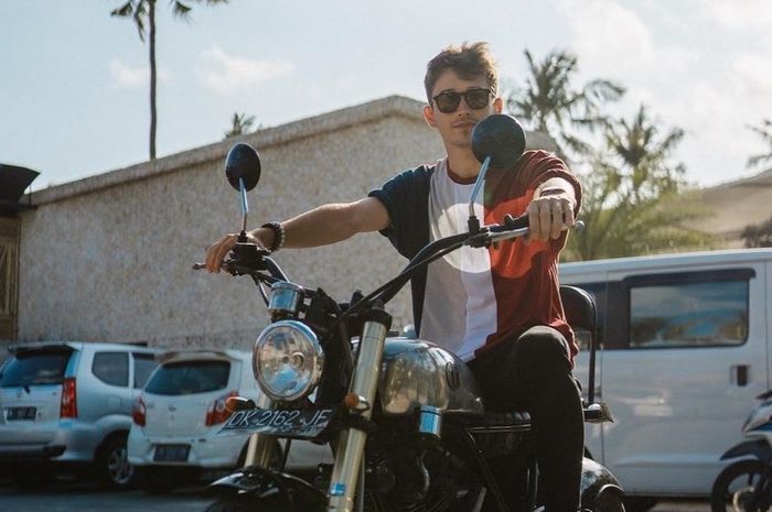 Charles Leclerc bersama dengan motor custom yang dibeli di Bali