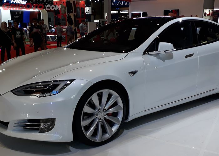 Mau Punya Mobil Listrik Super Kencang Tesla Model S Ini Harganya