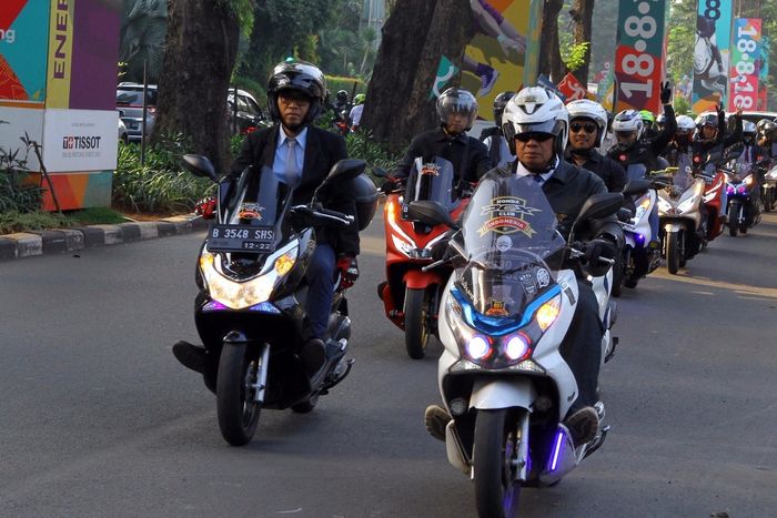 Ketika konvoi, para peserta tetap wajib menggunakan perlengkapan safety riding
