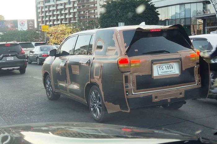 Spy shot mobil baru yang diduga Toyota Innova Hybrid.