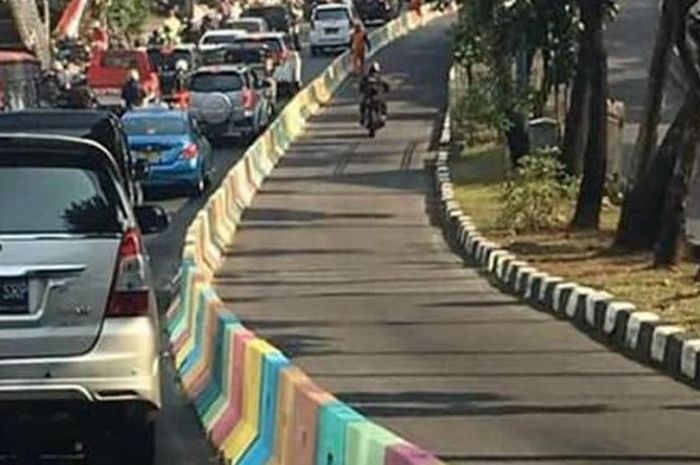 Separator jalan dibuat warna-warni untuk menyambut Asian Games 2018(Facebook)