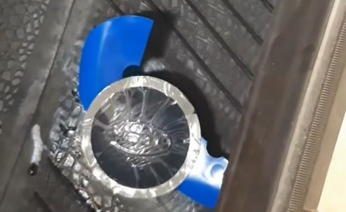 Tambal ban menggunakan patch karet khusus untuk bagian dalam ban mobil