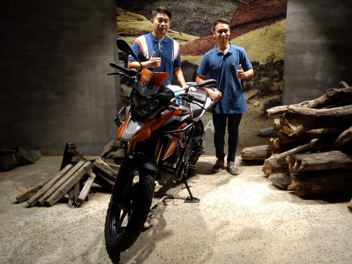 Joe Frans dan Imanuel Pratna, bersama BMW G310 GS Adventure yang akan menjadi official bike di GS Trophy Qualifier Indonesia