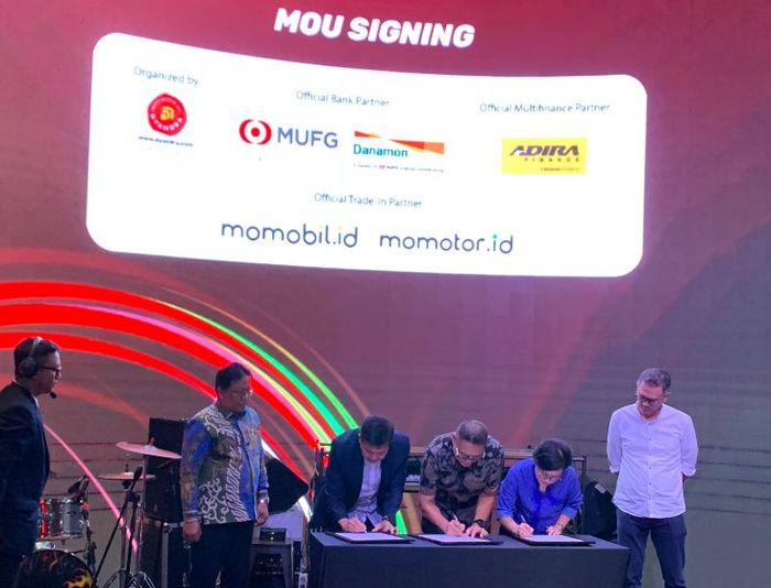 MOU Signing MUFG bersama Danamon dan Adira Finance untuk menjadi Official Bank dan Multifinance Partner IIMS hingga tiga tahun ke depan.