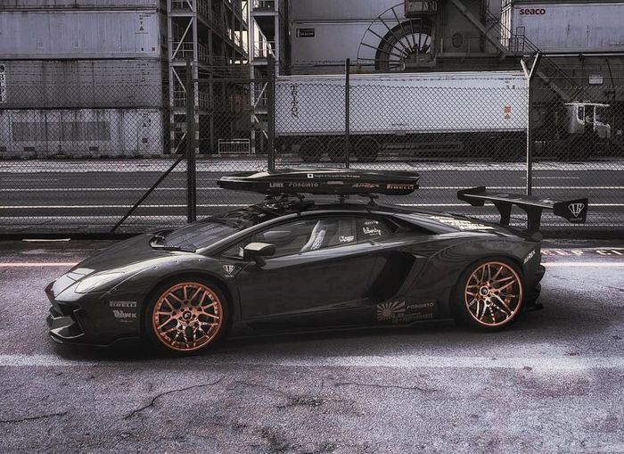 Roof box dan wide body Liberty Walk bikin kece modifikasi Lamborghini Aventador