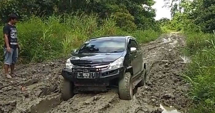 area jalan berlumpur di Papua jadi rintangan berat bagi Avanza 4x4