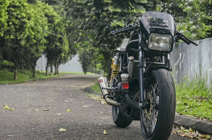 Yamaha R25 bergaya cafe racer dengan bumbu flat tracker