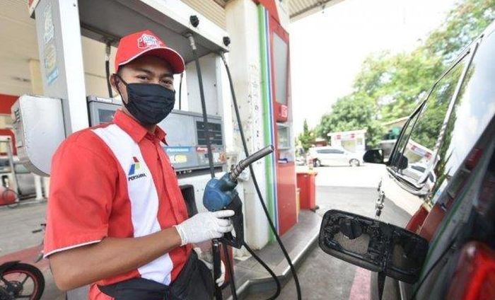 Ilustrasi pengisian BBM jenis Pertamax