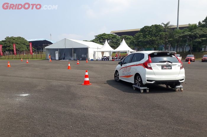 Sesi slippery road saat Honda Safety driving Clinic
