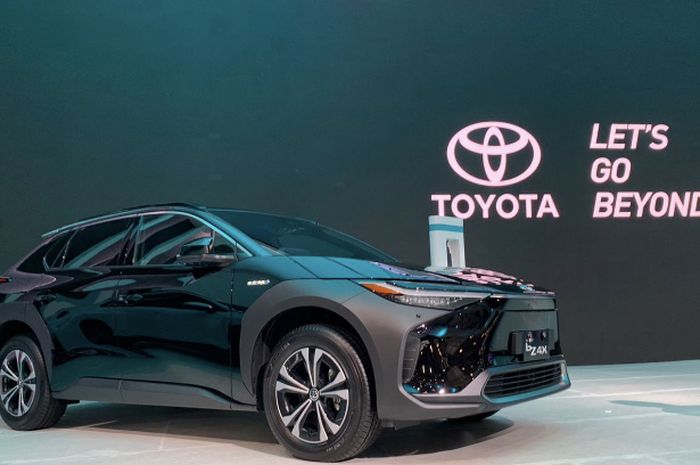 Mobil listrik Toyota bZ4X, saat dipajang di GIIAS 2022, Kamis (11/8/2022)