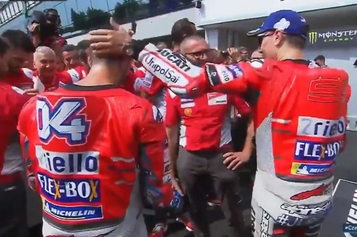 JJorge Lorenzo menepuk kepala Andrea Dovizioso