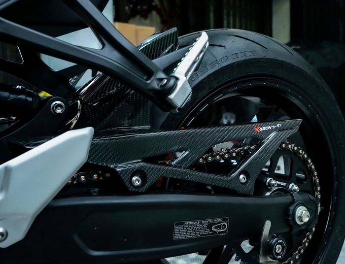 Cover rantai karbon Ninja ZX-25R pakai lansiran Kabon