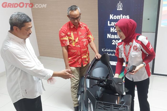 Konsumen membeli motor matic di dealer di Kalbar