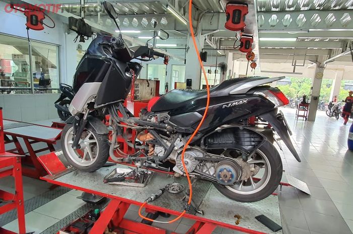 Ilustrasi servis Yamaha NMAX di bengkel resmi Yamaha