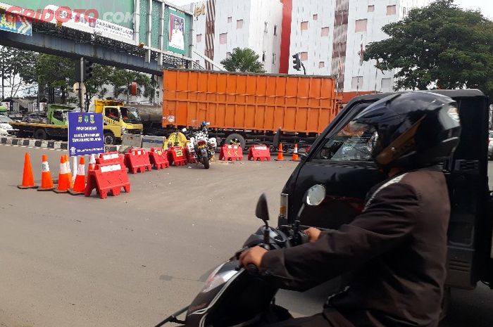 Pos penyekatan PPKM Darurat di Jl. Raya Serpong, Tangerang