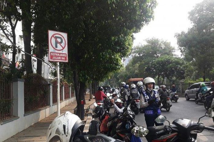 Pengendara motor lari terbirit-birit menyelamatkan motornya di Jalan Tentara Pelajar, Kebayoran Lama, Jakarta Selatan pada Jumat (23/11/2018). 