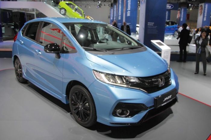 Penampakan Honda Jazz dengan sedikit ubahan pada gril dan lampu