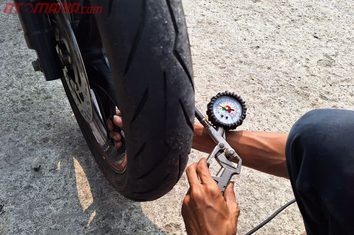 Mengurangi tekanan ban agar tidak licin saat hujan