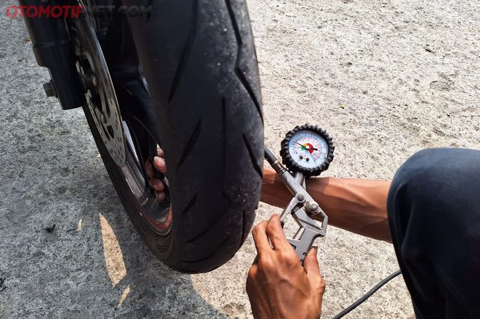 Mengurangi tekanan ban saat hujan justru bahaya