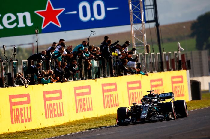 Berhasil raih kemenangan di balapan F1 Tuscan 2020 yang kacau balau, begini tanggapan Lewis Hamilton