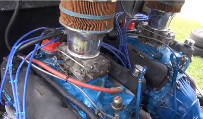 Mesin twin V8 yang terpasang di Mitsubishi L300