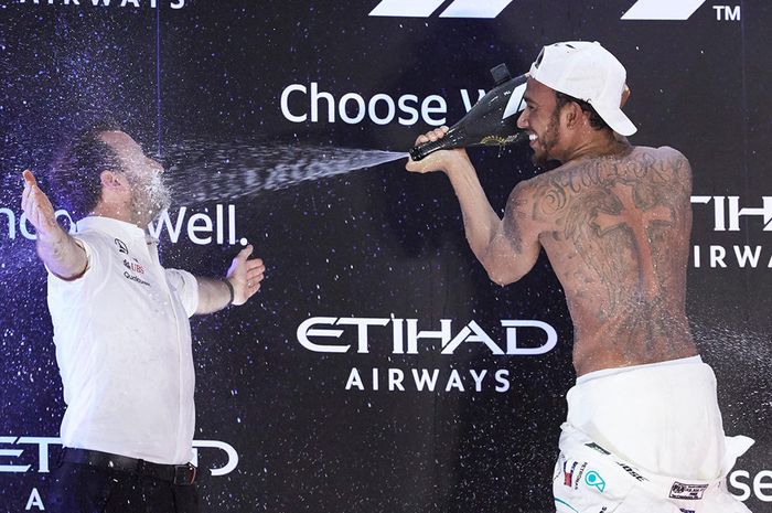 Lewis Hamilton merayakan kemenangannya di F1 Abu Dhabi dengan memperlihatkan tato di pundaknya
