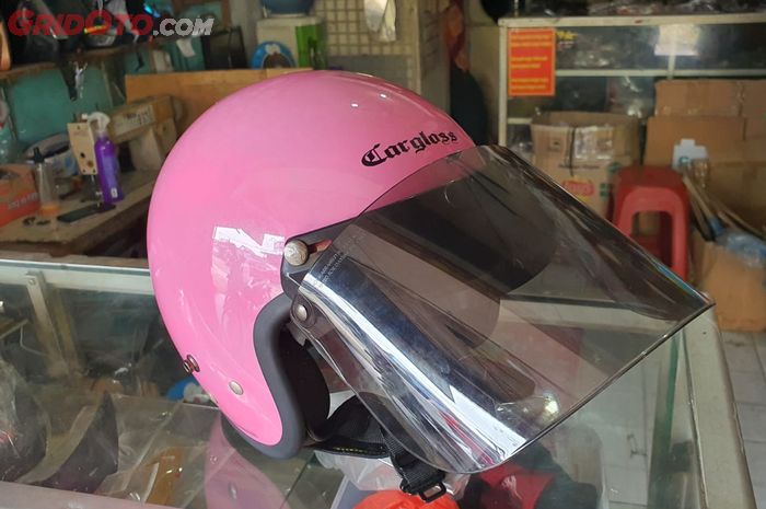 Helm retro Cargloss dengan visor