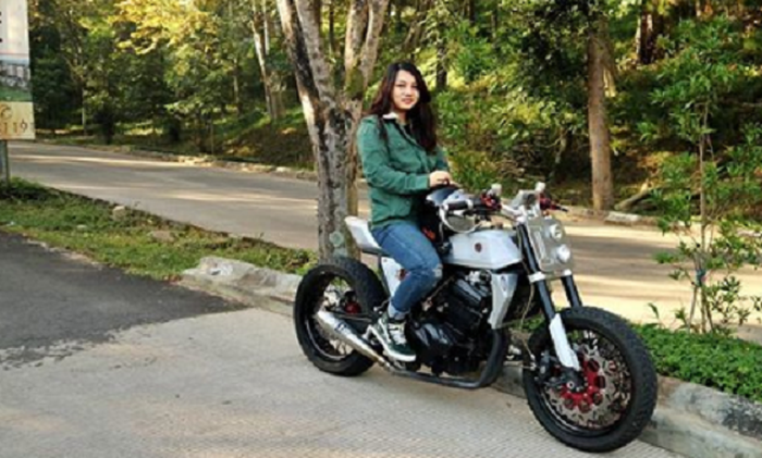 Lady biker cantik asal Bengkulu demen naik motor custom
