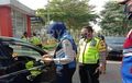 Petugas Hentikan Sebuah Mobil di Perbatasan Malang, Diduga Travel Gelap, Begini Tindakannya