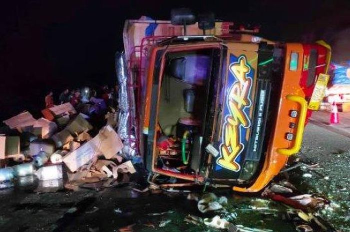 Bus Agra Mas terjang truk dari belakang hingga cabut satu nyawa di Tol Kendal