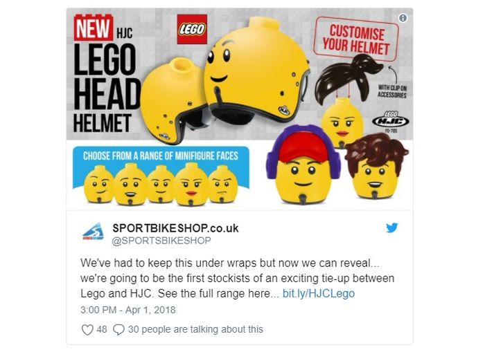 Helm dengan karakter Lego